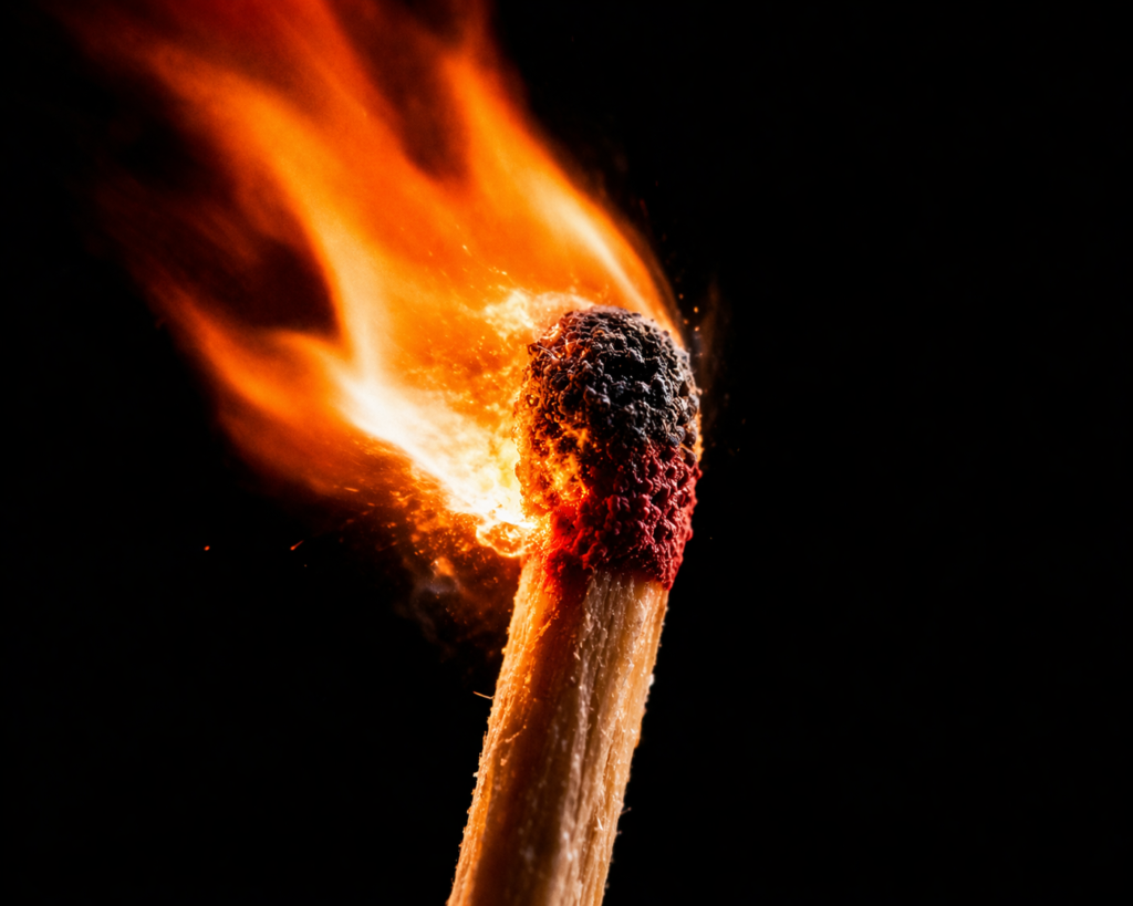 Fósforo acendendo representando a raiva como gatilho emocional de alto engajamento nas redes sociais quando usado com estratégia