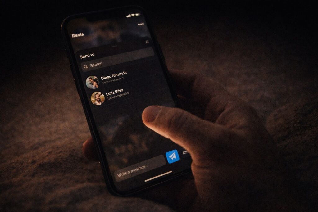 Usuário de rede social clicando no botão compartilhar com um amigo um conteúdo

